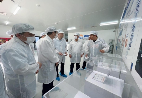 一群人在厨房里
描述已自动生成